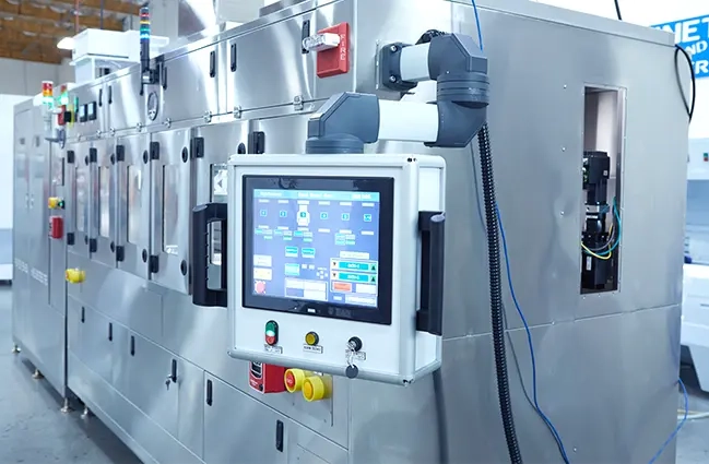 Wetsystem MEGA<sup>®</sup> Clean Auto: GE View Station CE with 10″ colour touchscreen interface and CE-based software.